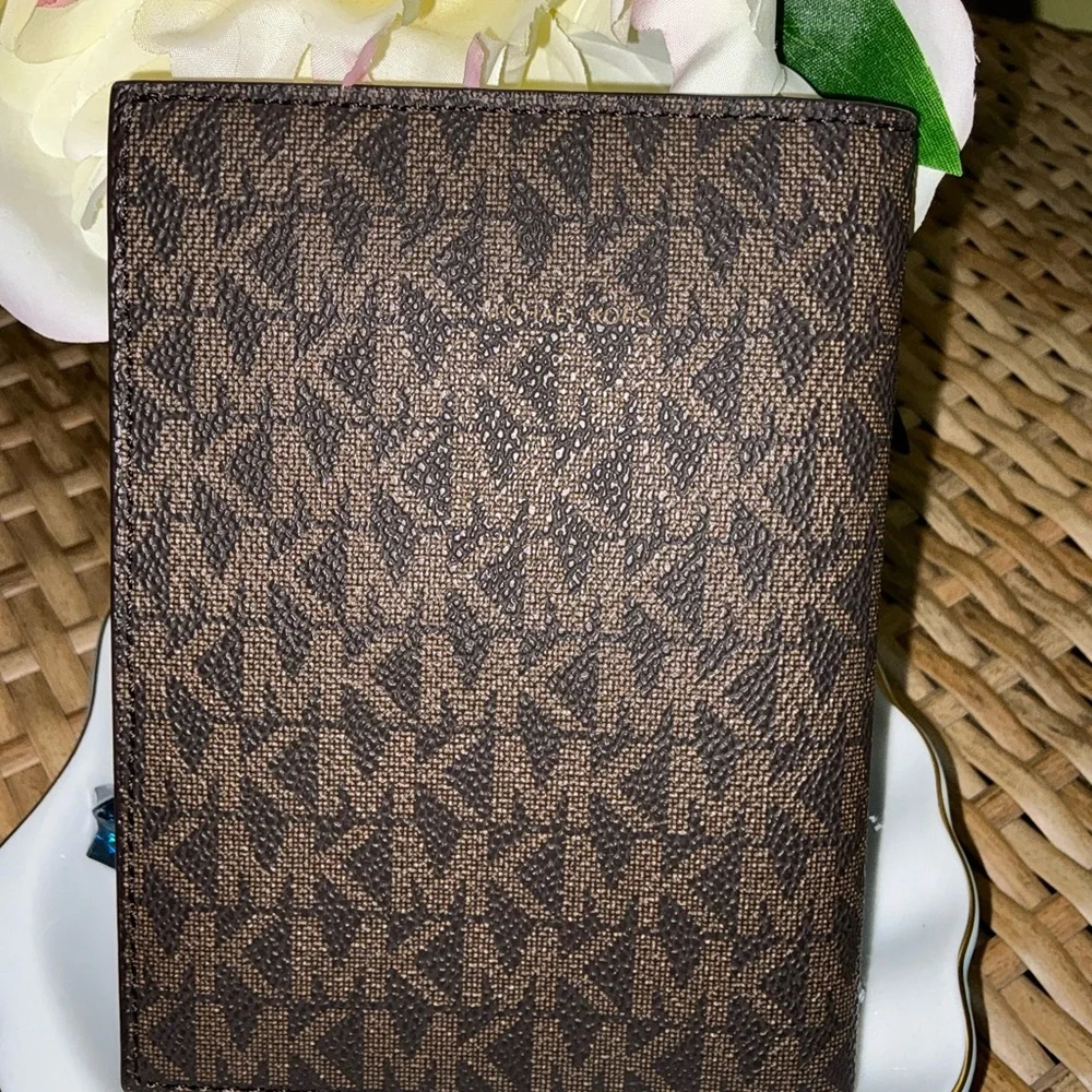 Michael Kors Signature Folding Card Case - Picture 5 of 14